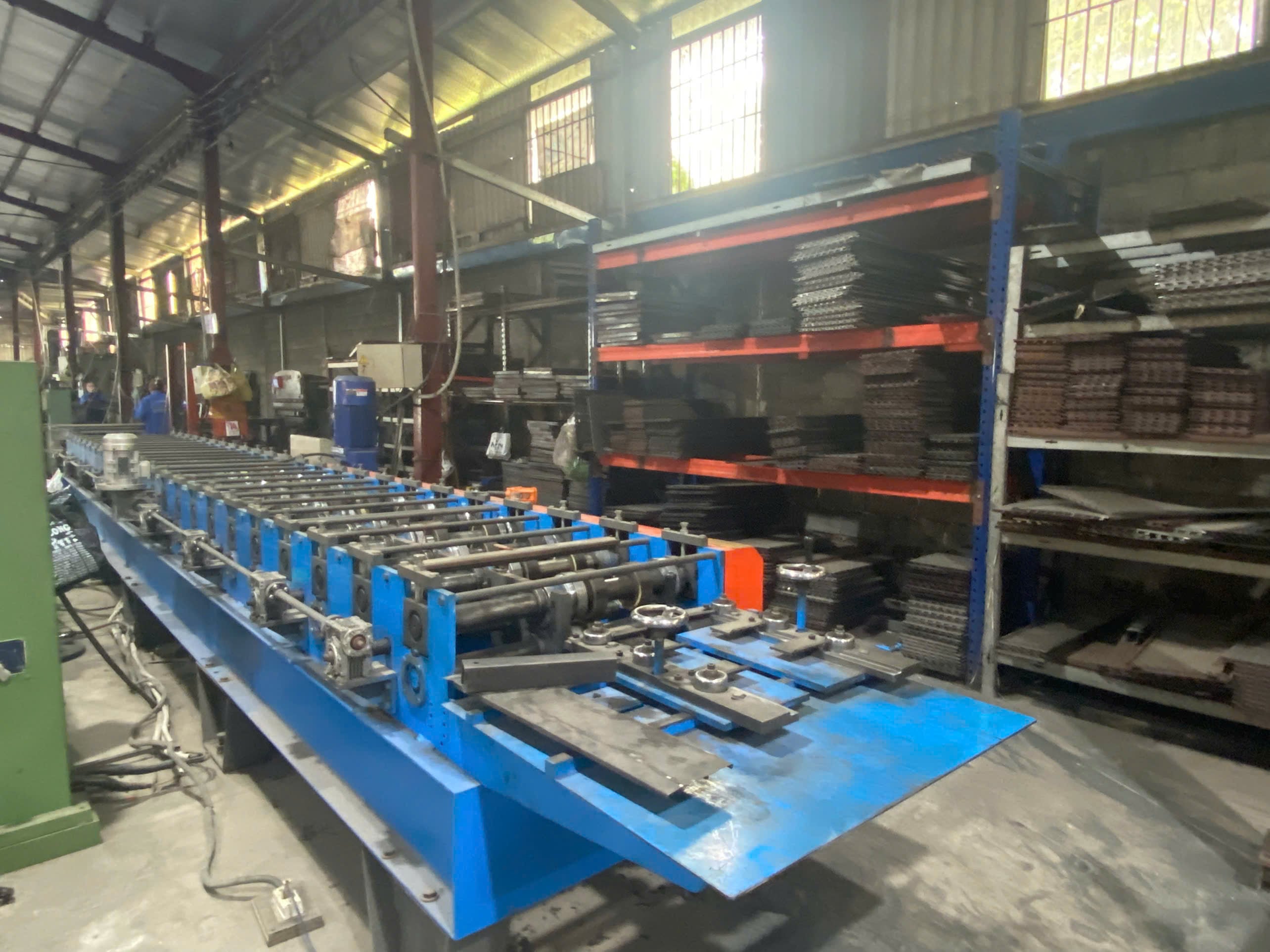 Metal forming machine 1